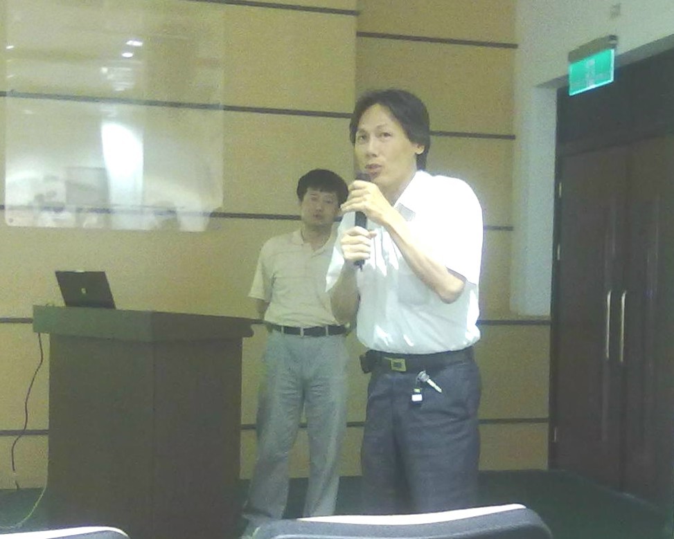 馮海東副所長於台南區農業改良場與植物保護人員進行意見交流。