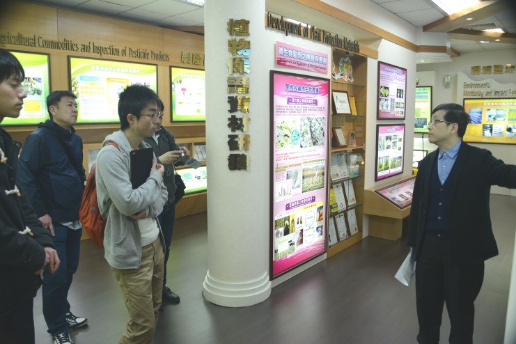 何明勳副所長展示室內導覽說明。