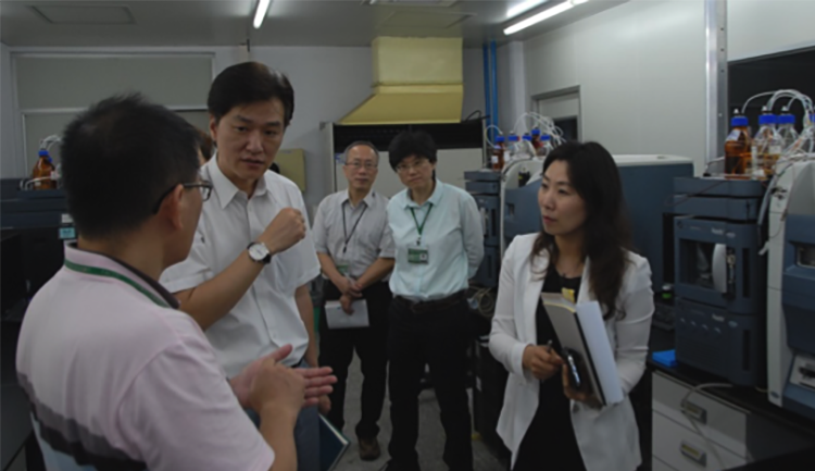 韓方查核官於本所實驗室現場查核情形