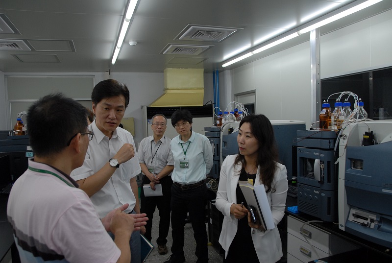 韓方食品醫藥品安全處查核官於實驗室現場查核情形2