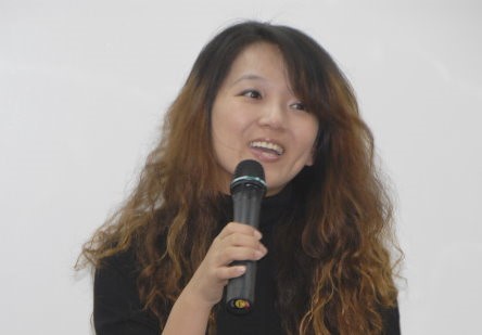 主講人華藝公司顧依穎小姐。