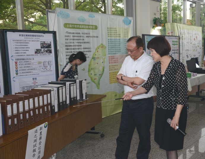 主委參觀本所研究成果展示，費雯綺所長導覽解說。