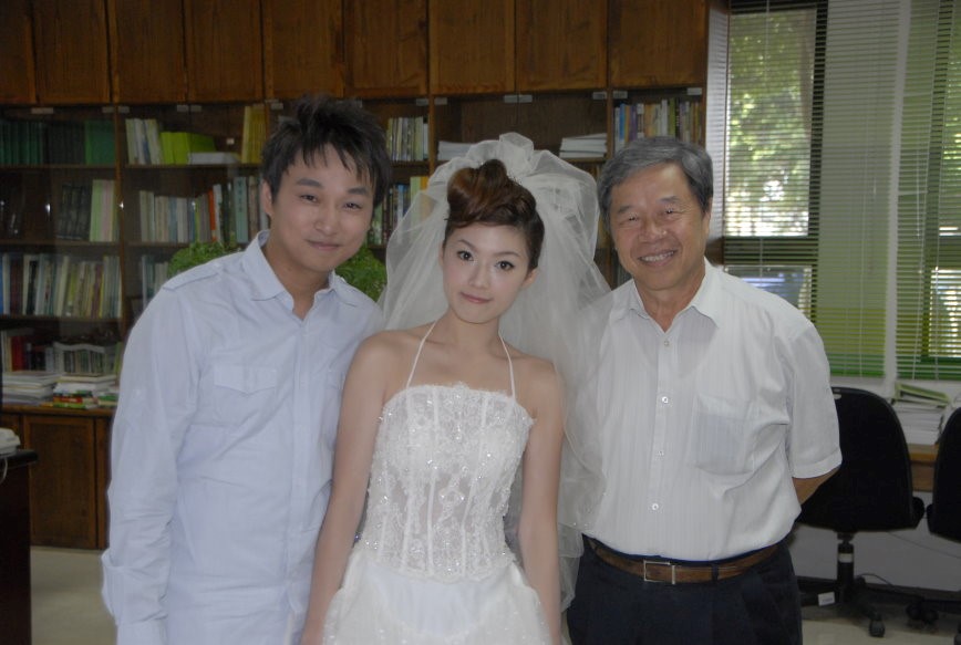 新人向高清文所長報喜訊。
