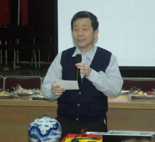 農藥化學組何明勳組長致贈打油詩一首及紀念品。