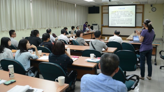 會議中跨組室同仁互相意見交流。