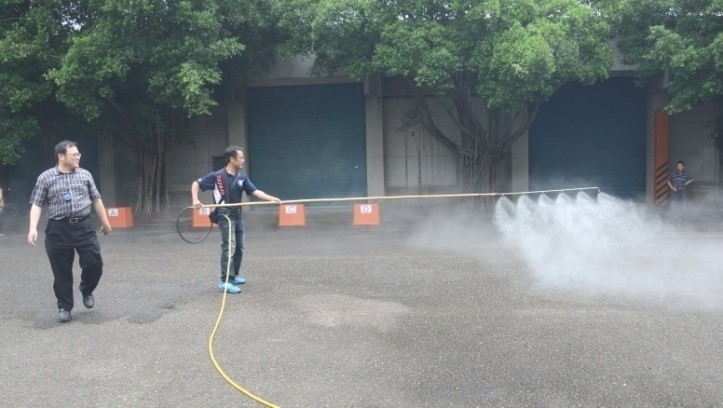 代噴技術人員噴藥實作。