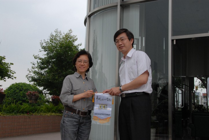 技術服務組黃娉珠組長(左)接受感謝狀
