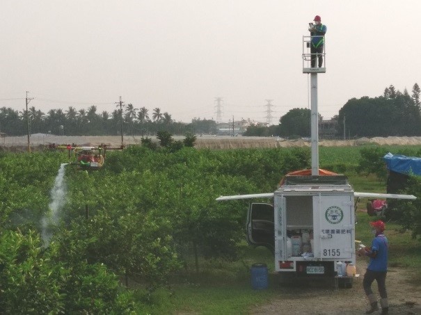 飛手居高臨下，監控UAV超微細噴霧機與水霧噴頭同時施作