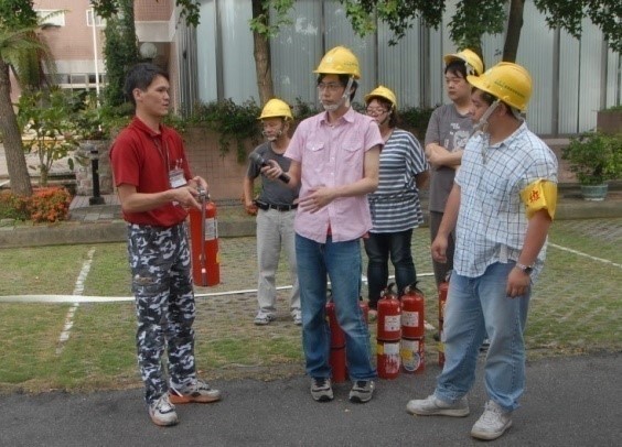 消防隊員說明滅火器使用方法