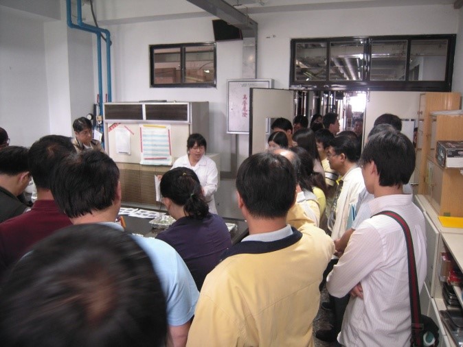本所人員說明樣品檢驗流程。