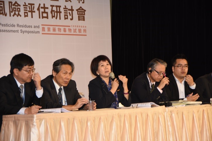 綜合討論時間，主講人列席(左起蔡至勇協理、馮海東局長、費雯綺所長、北村恭朗研究員及譯者)