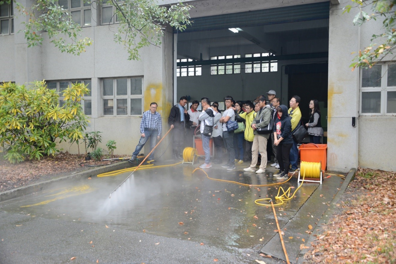 農藥施藥器械操作實習—高壓動力噴霧機附加長噴桿施藥 (以水試驗)。