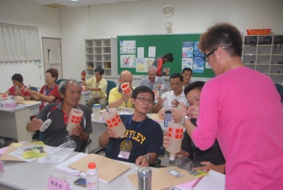 學員學習製作誘蟲器