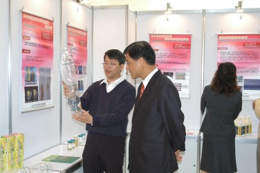 圖4.蘇嘉全主委蒞臨南區本所展場參觀。