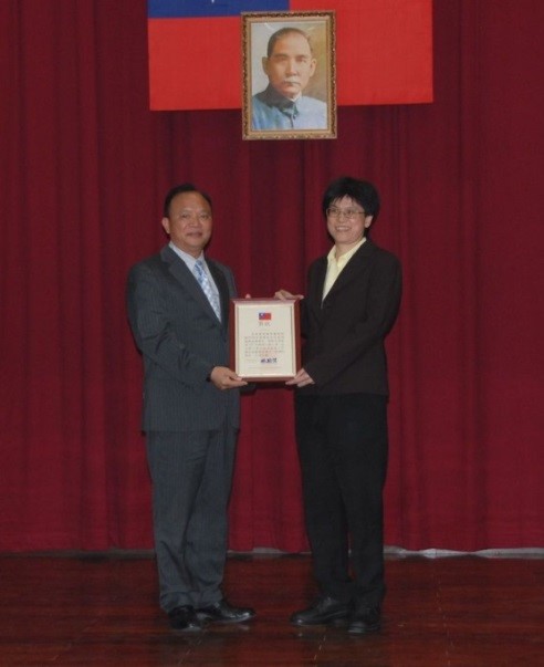 林聰賢主任委員頒發獎狀與徐慈鴻組長(右)。