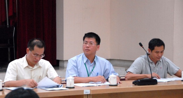 秘書室葉振宜主任(左一)、政風室楊錦科主任(中)及人事室林民盛主任(右一)進行業務報告。