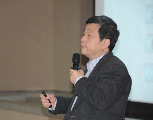 何明勳主任秘書擔任講師。