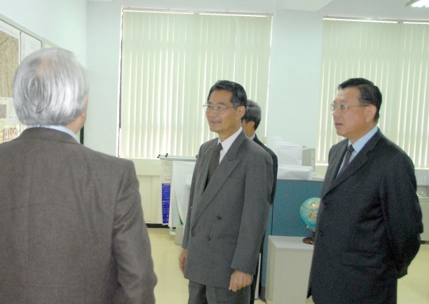 蘇組長向陳主委與黃副主委(右一)簡報「植物疫情資訊中心」運作情形。