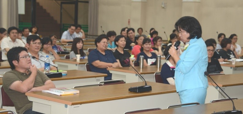 講師與同仁問答互動。