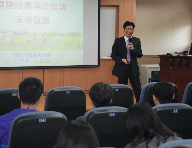農委會企劃處蔡昇甫處長期勉參訓學員。