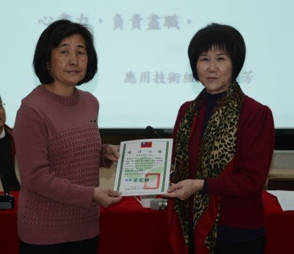所長頒發獎狀予表現優異同仁