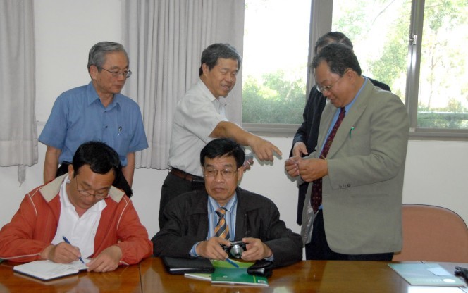 所長與越南農業官員相見歡。